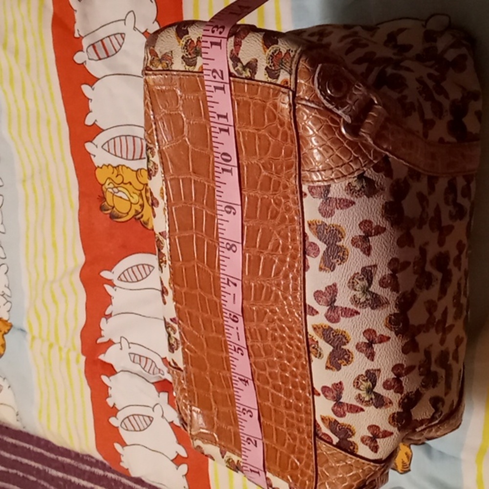 Liz Claiborne, Big & Roomy,Butterfly Purse with Butterscotch Reptilian-Like Trim - Picture 7 of 15